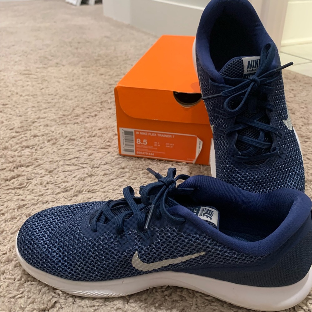 Women’s navy Nike tennis shoes - Picture 2 of 3